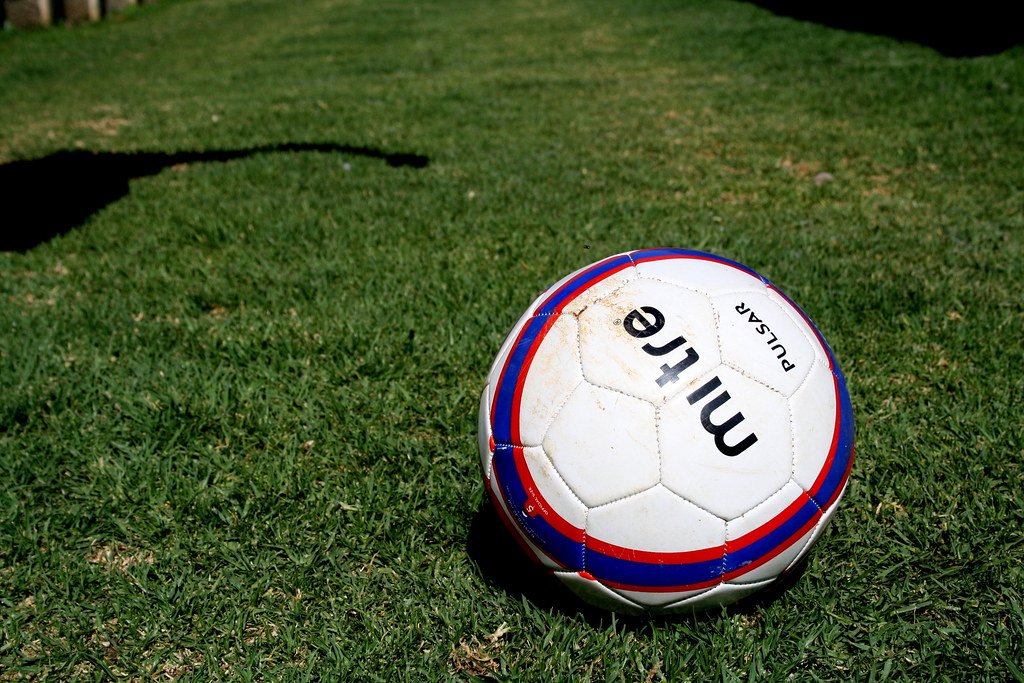 Balón de fútbol sobre césped